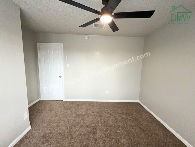 Building Photo - For Lease: Beautifully Remodeled 3-Bed Two-Story in Quiet DeSoto Neighborhood