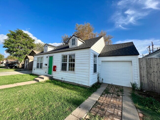 Building Photo - Beautiful Remodel Close to TTU