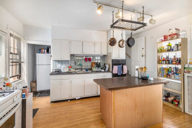 Building Photo - 415 N Thayer St