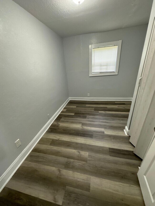 Building Photo - Fully Renovated 3/1 Single Family House Av...