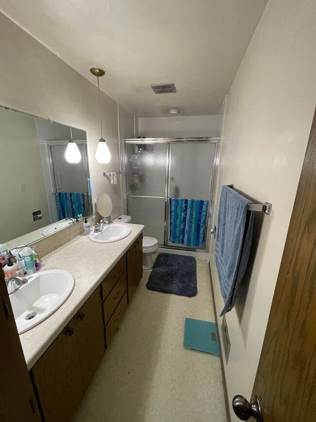 Building Photo - 2 bed, 2 bath, duplex across from park. Ap...