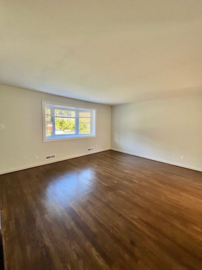 Building Photo - Beautiful 4 BR + den 2 FB home in corner lot!