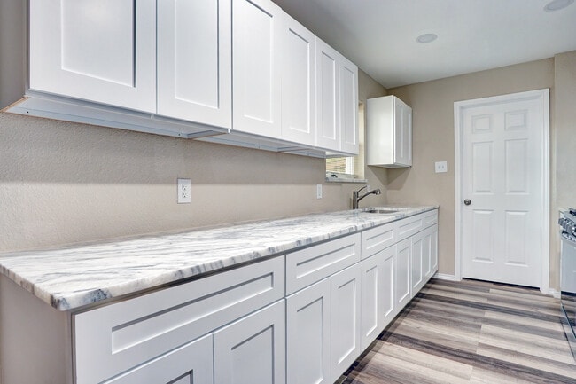 Building Photo - 2402 Ozark Dr