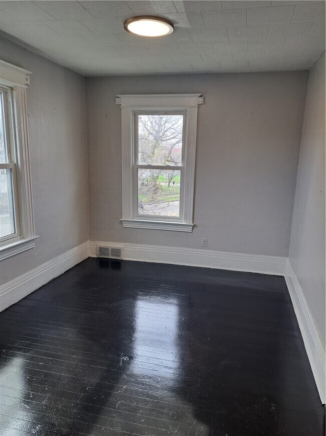 Building Photo - 811 Portland Ave