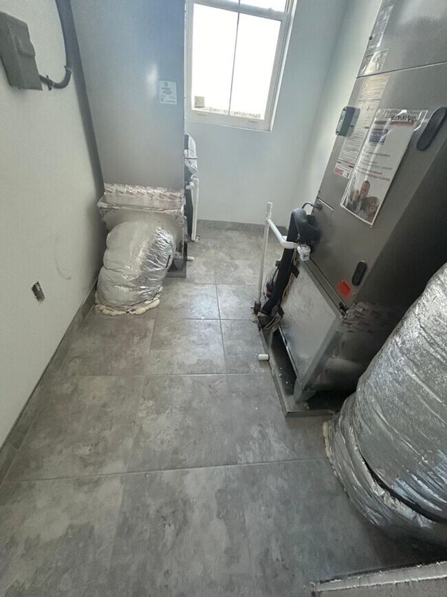 Building Photo - 4/2 Home conveniently located in Sarasota near Beaches, Jungle Gardens, Airport & Downtown!