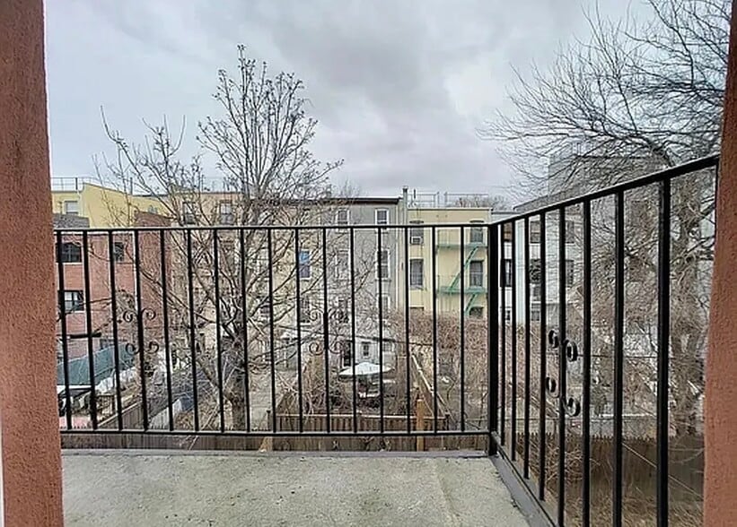 Building Photo - 17 Covert St
