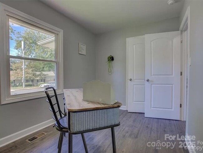 Building Photo - 1208 Fontana Ave