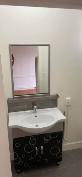 Bathsink - 635 Irving St