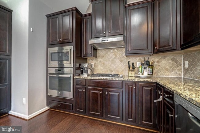 Building Photo - 25850 Clairmont Manor Square