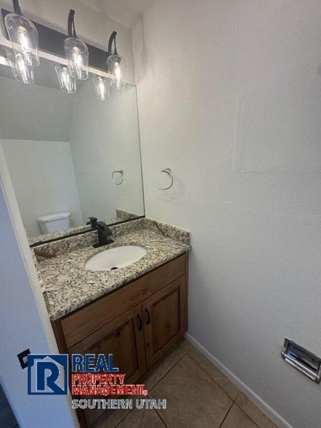 Building Photo - Colorview Townhome