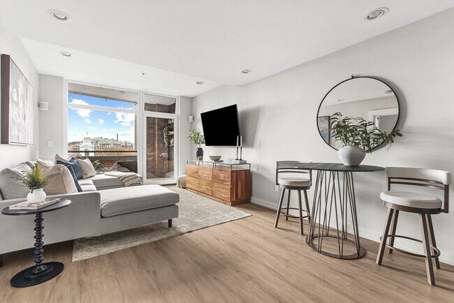 Building Photo - 300 Commercial St