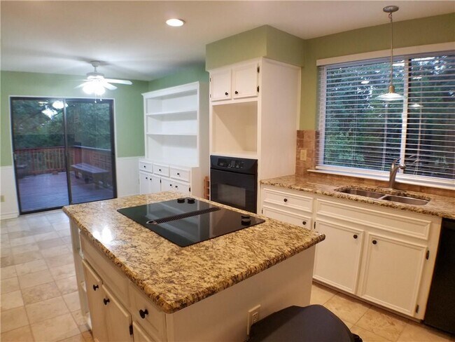 Building Photo - 6201 Highland Hills Dr