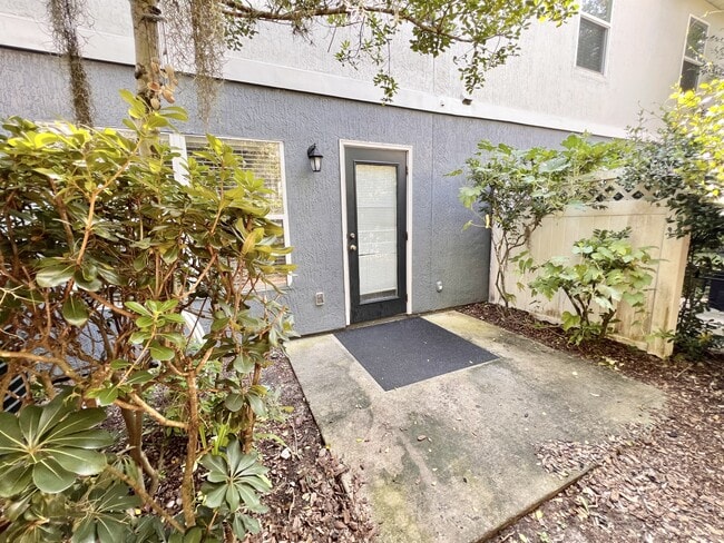 Building Photo - 302 Cherry Way