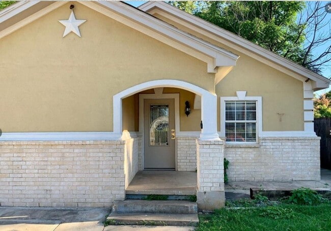 Building Photo - Spacious 2 Bed, 1 Bath Home in Riverside R...