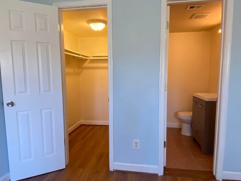 Building Photo - 4923 Americana Dr