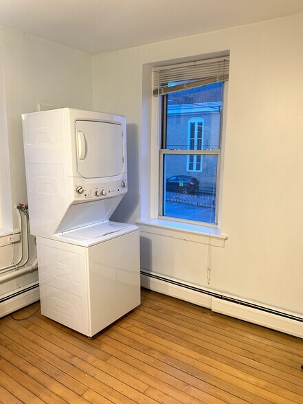 Building Photo - 378 Thames St