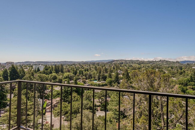 Building Photo - Gorgeous 2 Bed / 2 Bath Top Floor Condo wi...