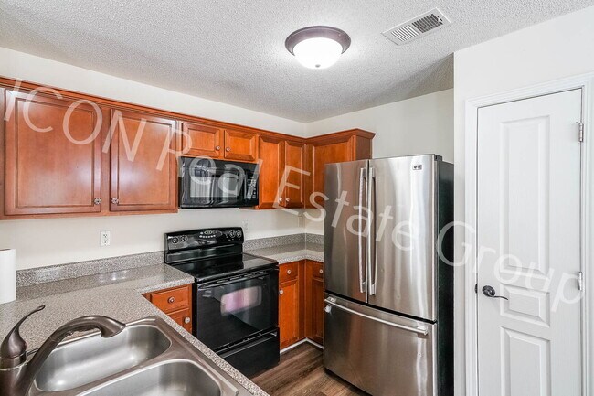 Building Photo - 2/2.5 end unit townhome in Woodstock