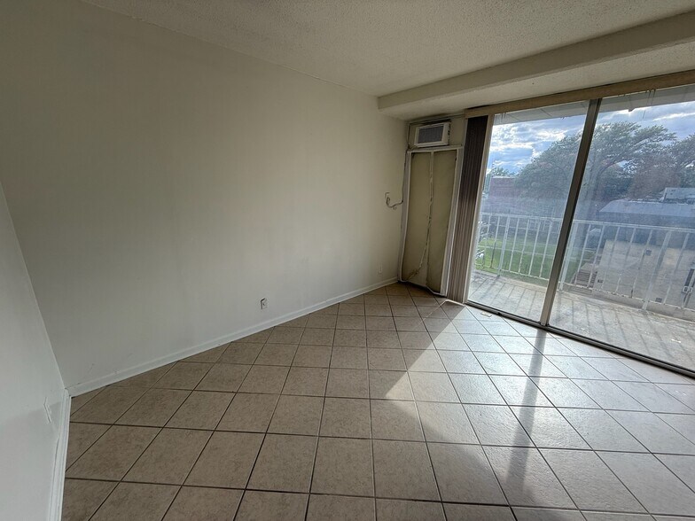 Building Photo - 1271 Poplar Ave
