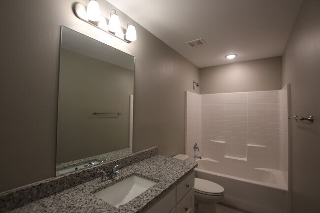 Building Photo - 2 Bedroom 2 Bath Townhome! Whitehouse ISD! 1/2 OFF FIRST FULL MONTH