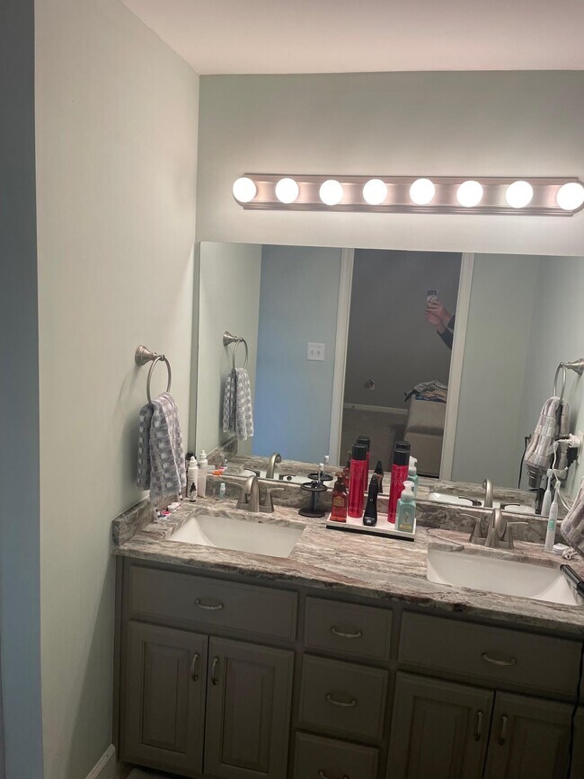 Building Photo - 443 Beverly Dr