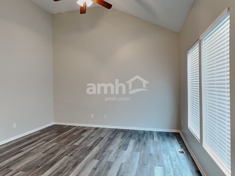 Building Photo - 643 E Apache St