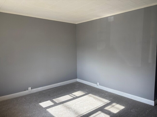 Building Photo - 2756 Latonia Ave