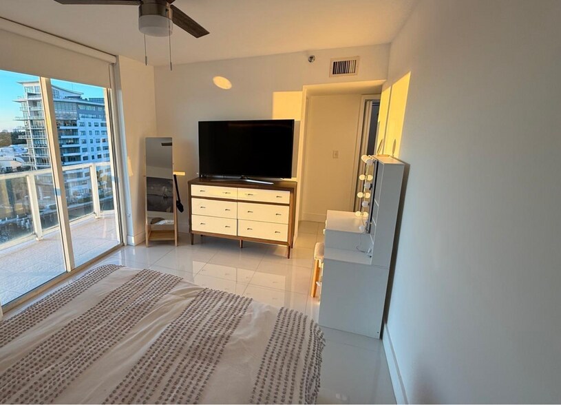 Building Photo - 5900 Collins Ave