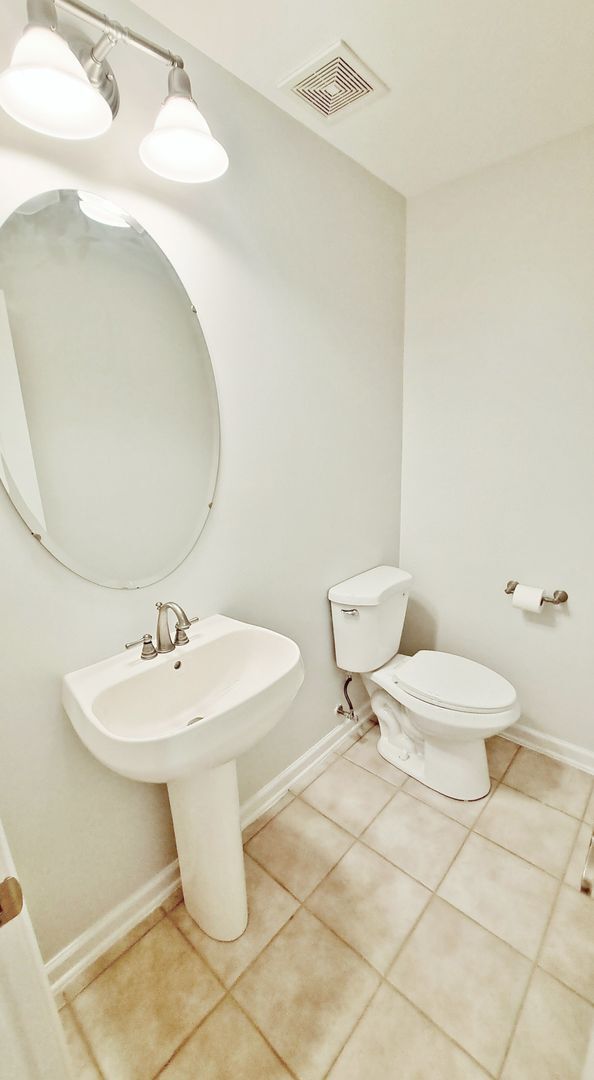 Building Photo - 3 Bed / 2 Full and 2 Half Bath Single Family Townhome