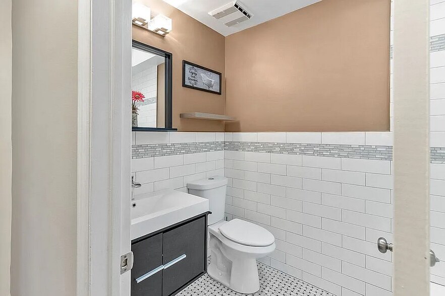 Building Photo - 802 Loney St