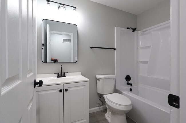 Building Photo - Beautiful 3 Bed 2.5 Bath w/2 Car Oversized Garage