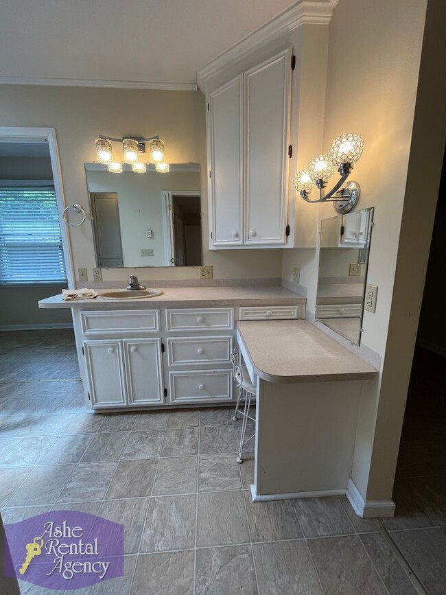 Building Photo - Charming 3bd/2ba House In West Jefferson