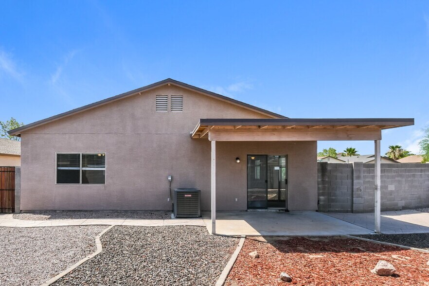 Building Photo - 1142 E Desert Rose Trail