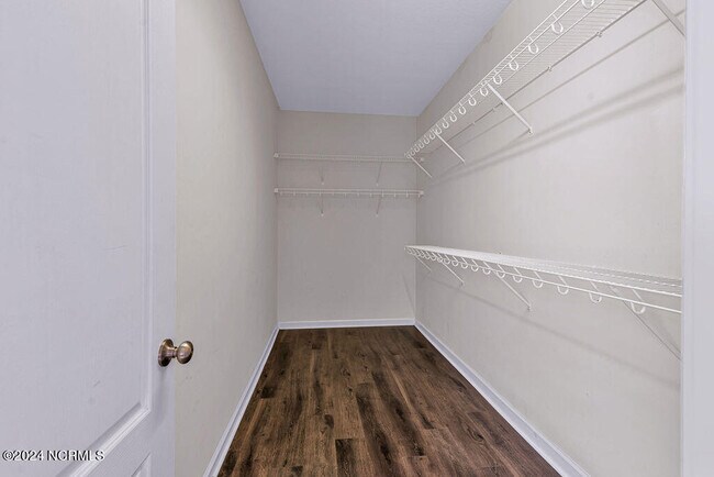 Building Photo - 402 Derrick Dr