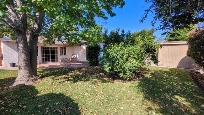 Building Photo - 3 Bed 2 Bath House With Spacious Family Ro...