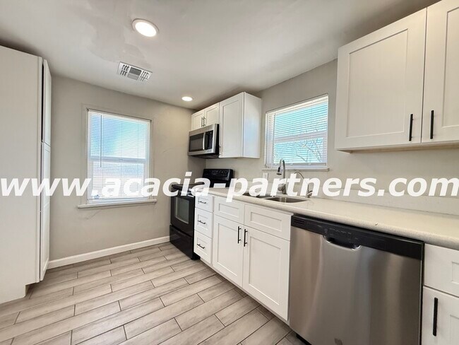 Building Photo - 2 Bedroom home on a large lot