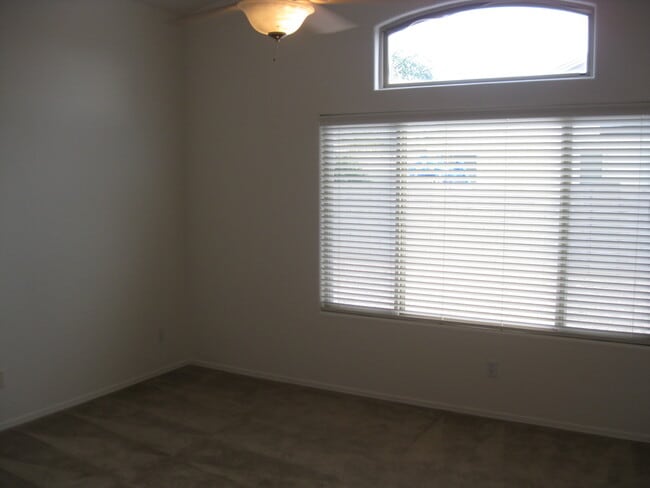 Building Photo - 4 BEDEEM 2 BATH HOME IN RITA RANCH AVAILAB...