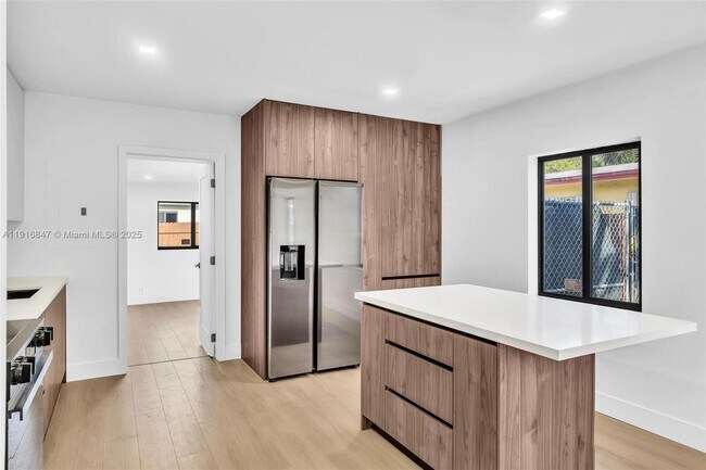 Building Photo - 1123 NE 1st Ave.