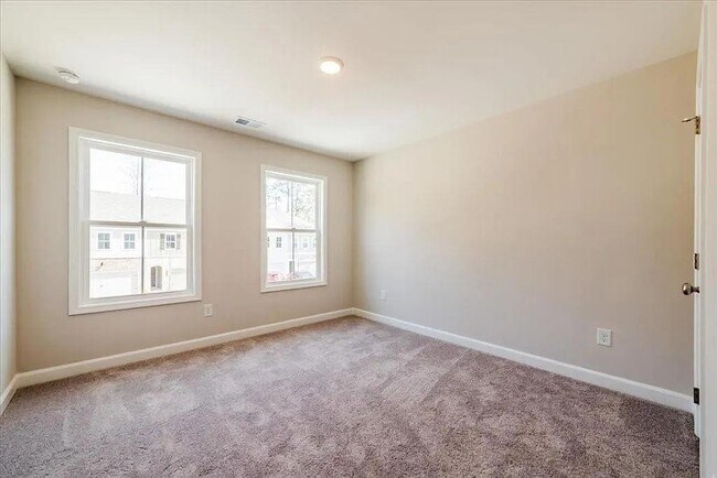 Building Photo - 121 Priestwood Ln