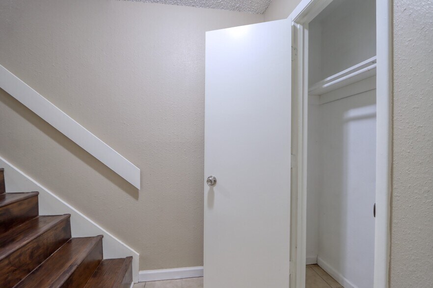 Building Photo - 707 Harbour Town Dr