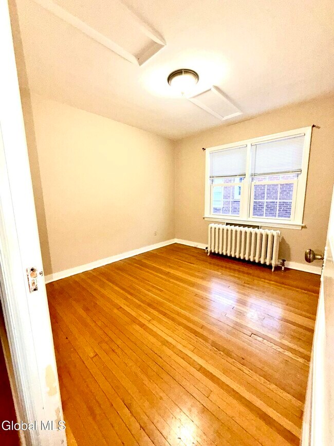 Building Photo - 2224 Crescent Rd