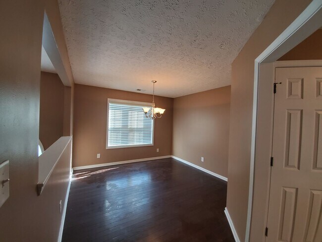 Building Photo - 5 Bedrooms 3 Bathroom Split Foyer