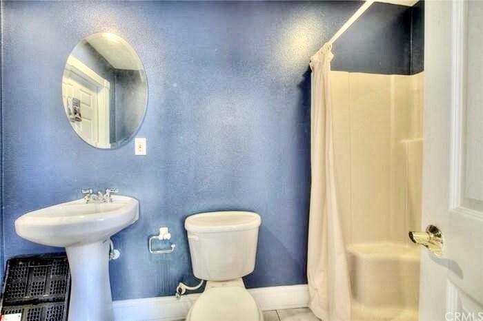 Guest House Bathroom - 409 S Colfax St
