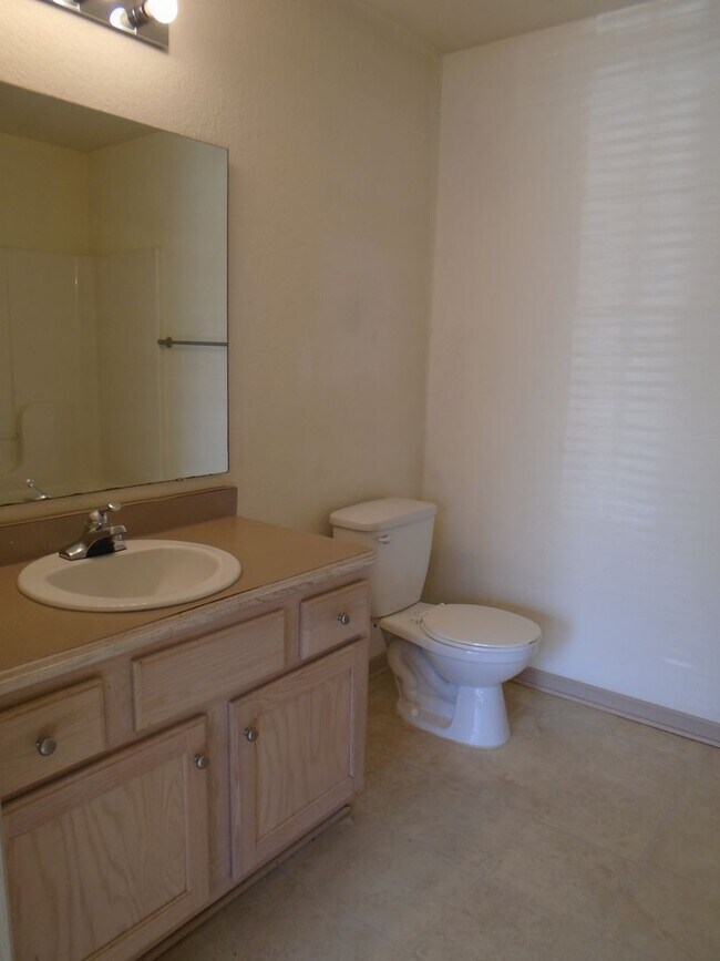 Building Photo - Roomy Main Floor Apartment!