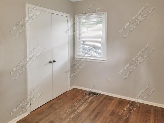 Building Photo - Hardwood Hideaway: 2 Bed/1 Bath, 850 Sq Ft...