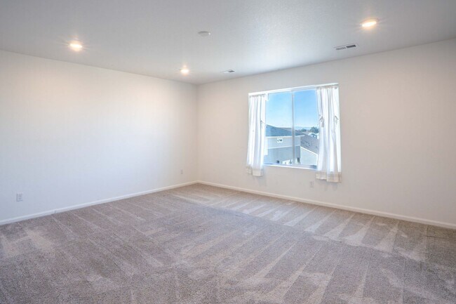 Building Photo - Available NOW! 4 Bedroom 3 Bath Beautiful Home