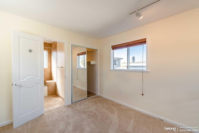 Building Photo - 2400 Bonar St