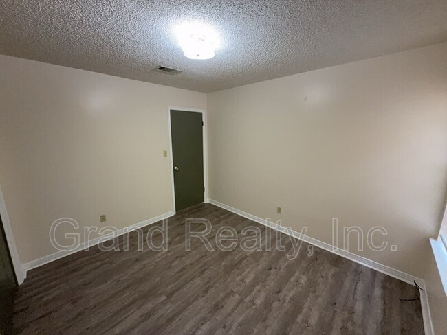 Building Photo - 2881 E Johnson Ave