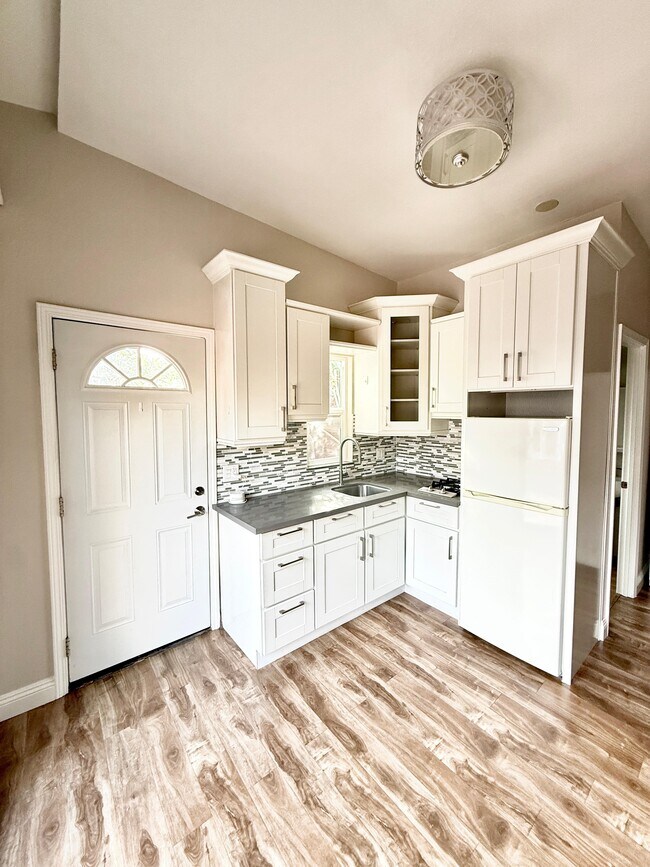 Building Photo - 1535 Livonia Ave