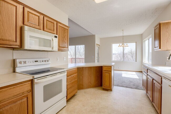 Building Photo - Spacious 3 Bedroom Gem In Southwest Omaha!!